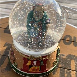 VNTG Musical Snow Globe - Classic American Santa